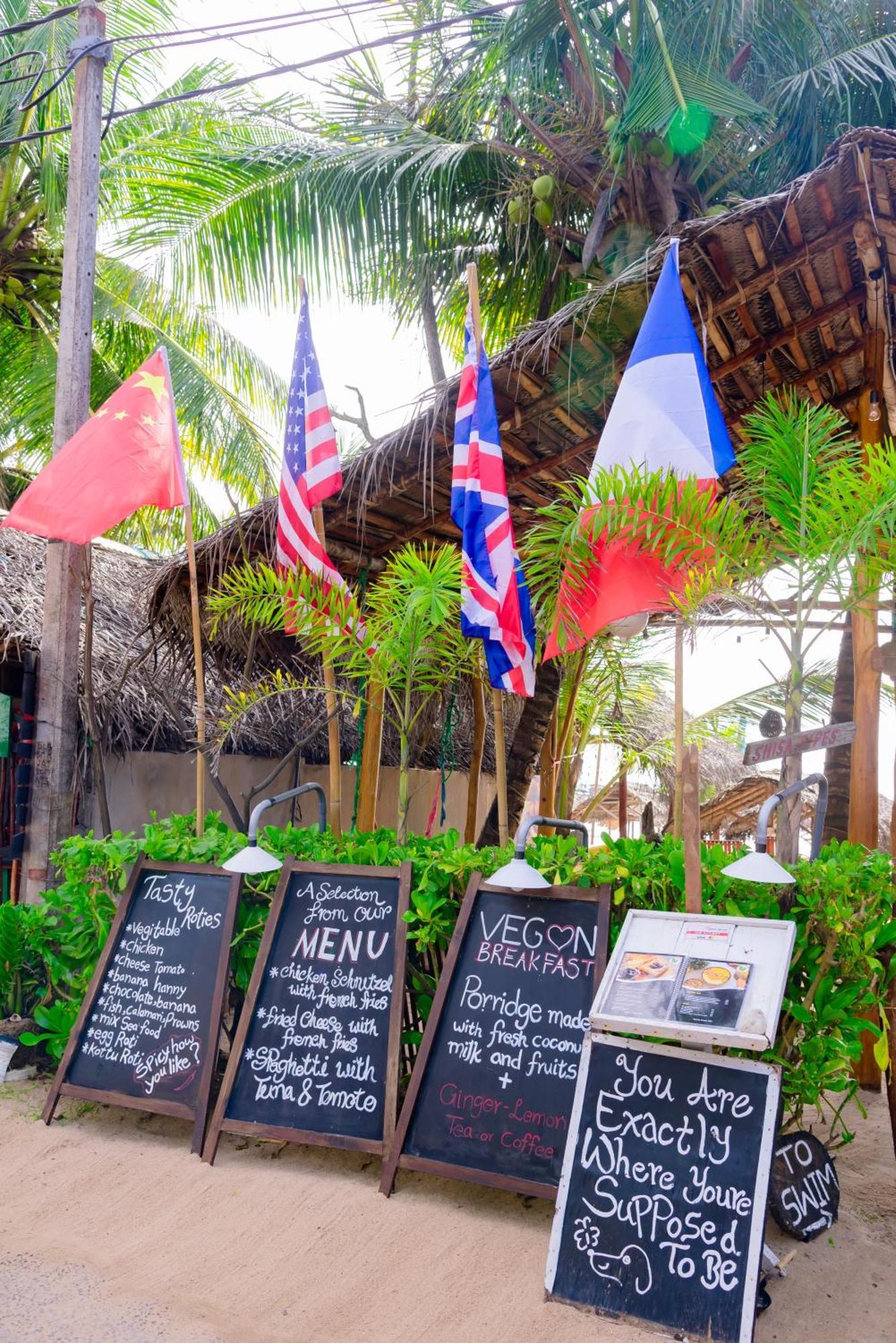 Golden Surfer Beach Hotel Tangalle Exterior photo